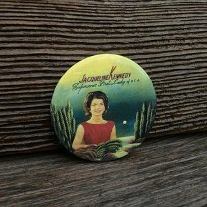 1961 JACQUELINE KENNEDY JACKIE KENNEDY SUPERSONIC FIRST LADY OF USA pin button